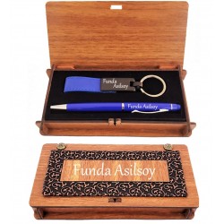 Ahşap Kutulu Koyu Mavi Kalem Ve Anahtarlık Seti Ahşap Kutulu Koyu Mavi Kalem Ve Anahtarlık Seti