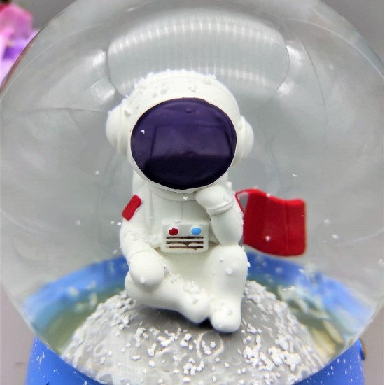 Oturan Astronot Temalı Işıklı Müzikli Püskürtmeli Büyük Boy Kar Küresi