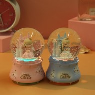 Sihirli Kale Işıklı Müzikli Püskürtmeli Büyük Boy Kar Küresi Sihirli Kale Işıklı Müzikli Püskürtmeli Büyük Boy Kar Küresi