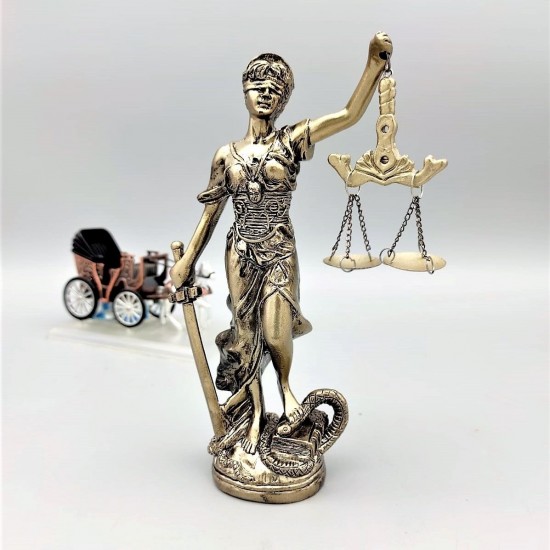 Themis Adalet Heykeli