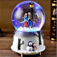 Sokak Lambasının Altında Oturan Mutlu Aşıklar Püskürtmeli Işıklı ve Müzikli Büyük Boy Kar Küresi  Sokak Lambasının Altında Oturan Mutlu Aşıklar Püskürtmeli Işıklı ve Müzikli Büyük Boy Kar Küresi