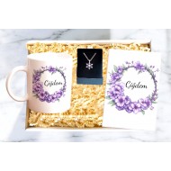 Kişiye Özel Mor Çiçekli Defter Kupa Lotus Kolye Kutulu Hediye Seti Kişiye Özel Mor Çiçekli Defter Kupa Lotus Kolye Kutulu Hediye Seti