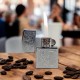 Kişiye Özel Gümüş Kapaklı Metal Desenli Çakmak Özel Kutulu Kişiye Özel Gümüş Kapaklı Metal Desenli Çakmak Özel Kutulu