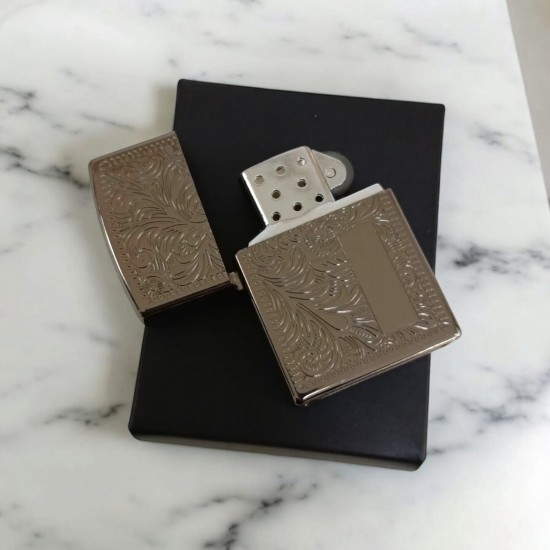 Kişiye Özel Siyah Kapaklı Metal Desenli Çakmak Özel Kutulu Kişiye Özel Siyah Kapaklı Metal Desenli Çakmak Özel Kutulu