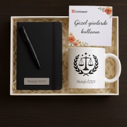 Kişiye Özel Cizgili Defter Siyah Kalem ve Beyaz Kupa Bardak Kutulu Hediye Seti Kişiye Özel Cizgili Defter Siyah Kalem ve Beyaz Kupa Bardak Kutulu Hediye Seti
