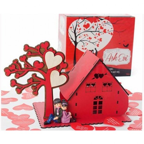 Romantik Ahşap Aşk Evi ve Aşk Ağacı